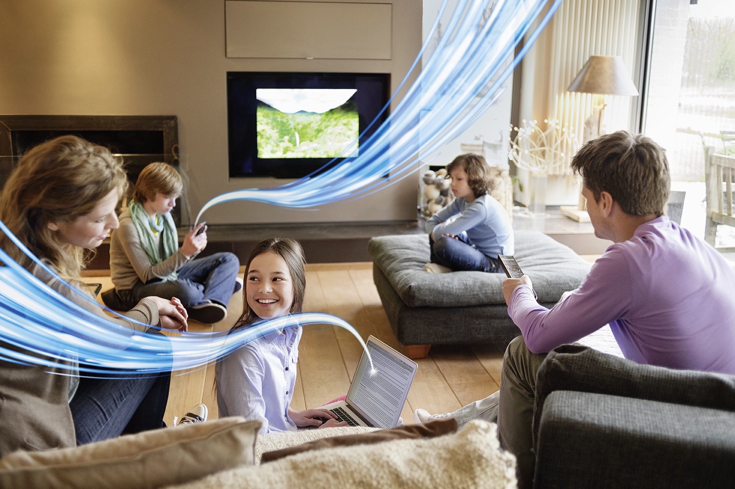 Детский интернет дома. Семья с гаджетами. Семья у телевизора. Современная семья. Интернет дома.